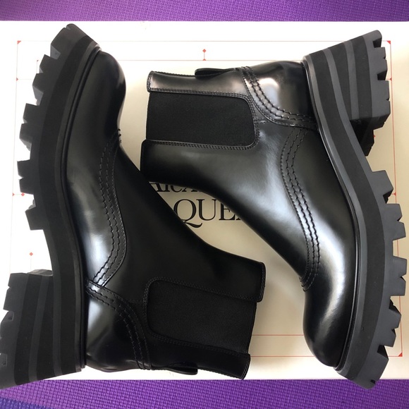 Alexander McQueen Wander Chelsea Boots - Picture 7 of 9